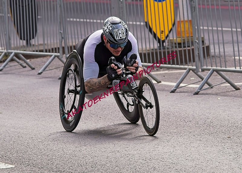 240421LONDONMARAA00049A.JPG