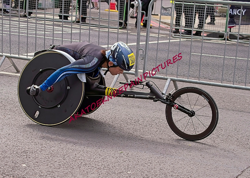 240421LONDONMARAA00154A.JPG