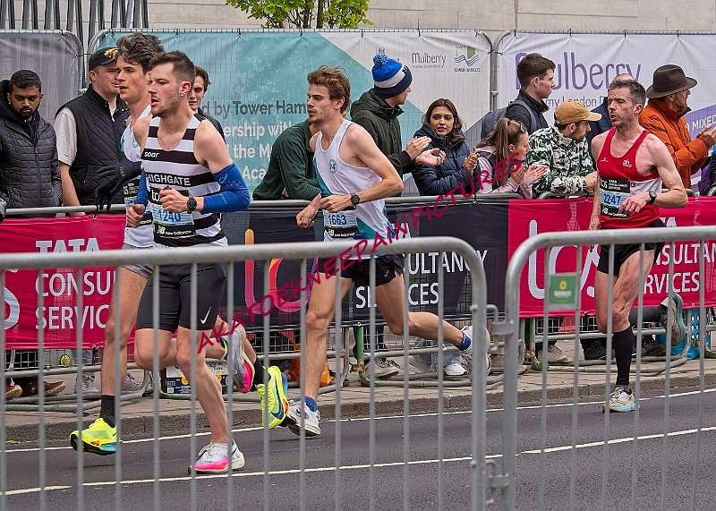 240421LONDONMARAA00486A.JPG